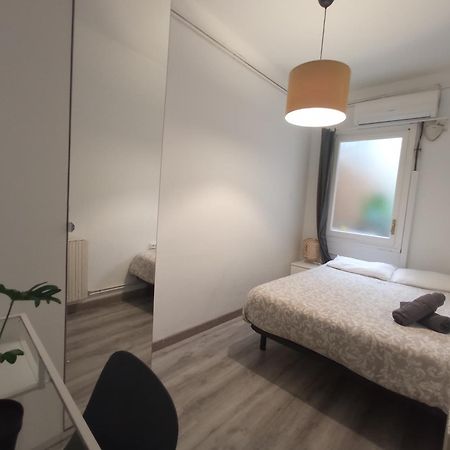 Private Rooms On Tamarit Street Barcelona Bagian luar foto