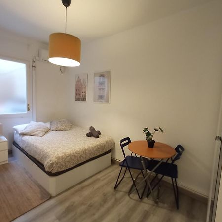 Private Rooms On Tamarit Street Barcelona Bagian luar foto