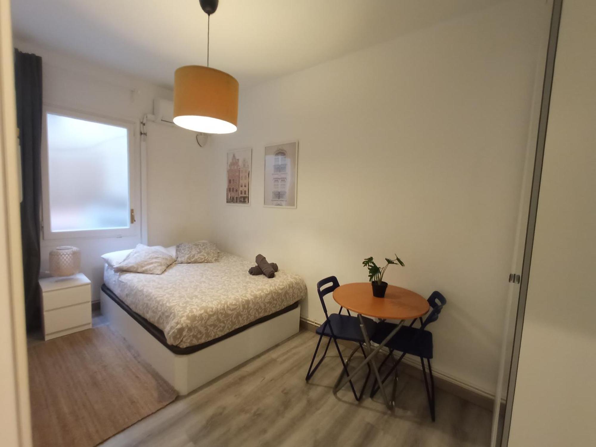 Private Rooms On Tamarit Street Barcelona Bagian luar foto