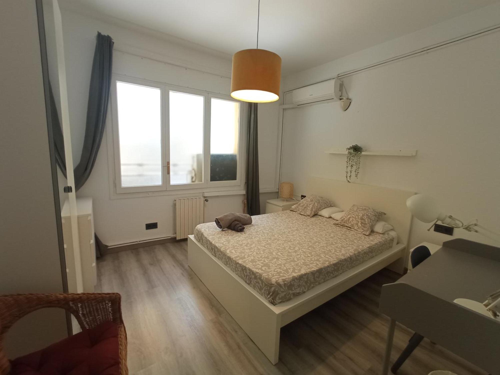 Private Rooms On Tamarit Street Barcelona Bagian luar foto